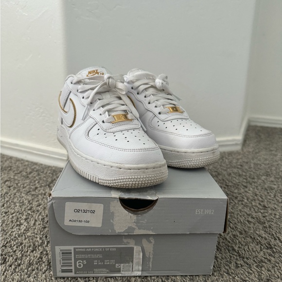 Nike Air Forces - Picture 2 of 4